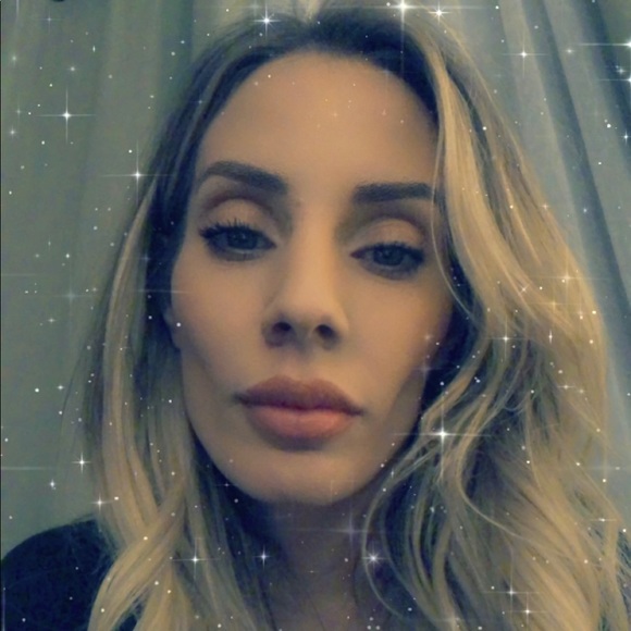 Meet your Posher, Nicole - Picture 1 of 1